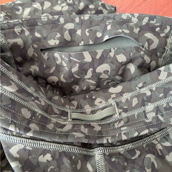 Lululemon Base Pace High-Rise 23"
Intertwined Camo Medium Olive (Size 4) - Picture 6 of 7